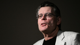 Författaren Stephen King ska vittna i ett mål menat att blockera sammanslagningen av de två största amerikanska bokförlagen. Arkivbild.