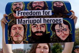 En ukrainsk soldathustru demonstrerar till stöd för soldater från Azovregementet som tillfångatogs efter att Mariupol föll i maj. Arkivbild.