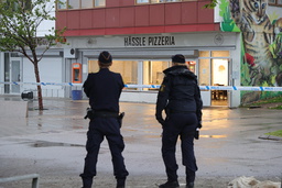Poliser vid platsen i Borås där två personer blev skottskadade på tisdagskvällen.