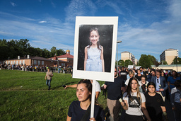 Ett blomstertåg till Adrianas minne.Tolvåriga Adriana dödades vid en skjutning den 2 augusti 2020.