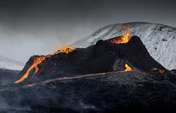 Vulkanen Geldingadalur, som ligger nära huvudstaden Reykjavik, vid ett utbrott den 24 mars 2021.