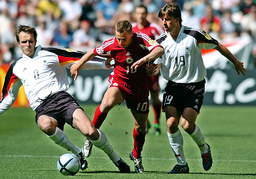 Andrejs Rubins, här i kamp med tyska mittfältare under EM 2004 i Portugal, har avlidit. Arkivbild.