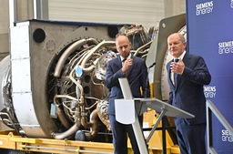 Olaf Scholz, till höger, bredvid Christian Bruch, vd på Siemens Energy.