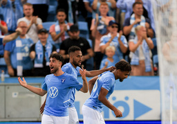 Moustafa Zeidan, Isaac Kiese Thelin och Joseph Ceesay jublar efter 1–0 under torsdagens kvalmatch till Europa League mellan Malmö FF och Dudelange.