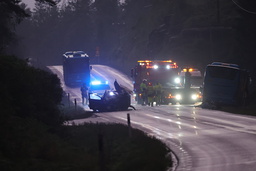 En linjebuss och en personbil frontalkrockade på torsdagen i Härryda kommun utanför Göteborg.