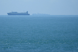 Fartyg passerar genom Taiwansundet på fredagen.