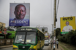 En buss kör förbi valreklam för presidentkandidaterna Raila Odinga, till vänster, och William Ruto, till höger, i det fattiga området Mathare i Kenyas huvudstad Nairobi. Bilden är från 1 augusti.