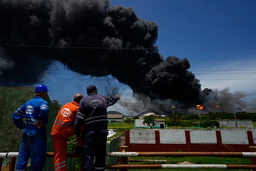 Det brinner sedan i fredags vid en oljedepå i Kuba. Bild från lördagen.