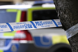 En skottskadad man påträffades inne på en krog i västra Stockholm. Nu har tre män anhållits misstänkta för mord. Arkivbild.