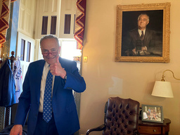 Den demokratiske senatorn och majoritetsledaren Chuck Schumer gör tummen upp efter omröstningen.