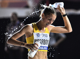 Svenska maratonlöpare Cecilia Norrbom under VM i Doha 2019 – då värmen tvingade arrangören att lägga loppen mitt i natten. Arkivbild.