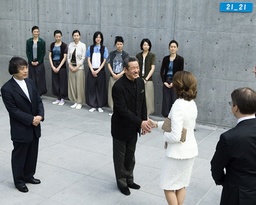 Issey Miyake, som 2007 träffade drottning Silvia när kungaparet var på statsbesök i Japan, har avlidit. Arkivbild.