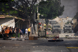 Palestinska demonstranter i sammandrabbningar med den israeliska militären i Nablus under tisdagen.