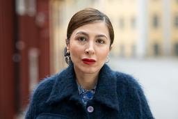 'Jag har svårt att sköta mina jobb, jag tänker på Iran hela tiden. Landet brinner och jag hoppas att det ska komma något bra ur det. Men oavsett så är processen viktig. Det är närmare en förändring den här gången', säger litteraturkritikern Sara Abdollahi.