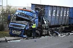 Two trucks crashed in the northern harbor in Malmö in the morning. Two people have been taken to hospital.