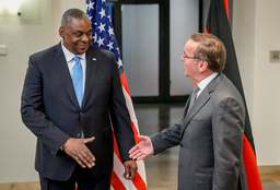 Lloyd Austin and Boris Pistorius, the defense ministers of the USA and Germany, shake their hands before a meeting in Berlin last week.