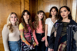 Tea Stjärne, Sandra Zubovic, Alva Bratt, Tinda Monsen och Sarah Gustafsson spelar tjejgänget som stjäl från de välbärgade i nya Netflixserien 'Barracuda queens'.