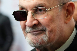 Författaren Salman Rushdie ska skriva en bok om attacken ha utsattes för förra året som gjorde honom blind på ena ögat och oförmögen att använda sin ena hand. Arkivbild.