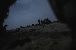 Migranter väntar på att ta sig ombord ett fartyg vid Djiboutis kust. Arkivbild.