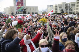 Människor protesterar i Belarus, efter att Lukasjenko utropat sig till segrare i presidentvalet. Arkivbild.
