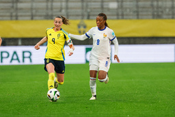 Kosovare Asllani och Sverige möter England i EM-kvalet i juli i Göteborg.