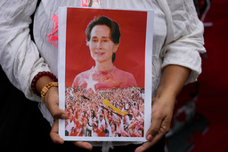 En anhängare håller upp en bild föreställande Aung San Suu Kyi. Arkivbild.
