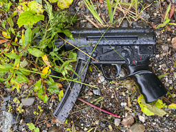 Den kulsprutepistol som ska ha använts av gärningsmännen hittades slängd i ett dike av en polishund dagen efter biljakten.