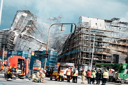 Den rasade ytterväggen på brandhärjade Børsen i centrala Köpenhamn.