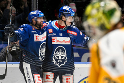 Jaromir Jagr, till höger, och Kladnos Antonin Melka firar efter att Jagr gjort mål och skrivit hockeyhistoria.