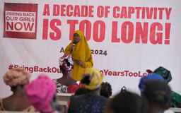 Bild från en manifestation i söndags för att markera tioårsdagen för kidnappningen i Chibok.