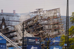 En flera ton tung maskinsax som tappats i Børsen utgör en ny risk i arbetet efter branden.