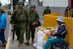 Soldater patrullerar i Ecuadors huvudstad Quito inför helgens folkomröstning.