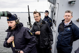 Statsminister Ulf Kristersson (M) och försvarsminister Pål Jonson (M) med marinchef konteramiral Ewa Skoog Haslum ombord på korvetten HMS Gävle under en marinövning i Stockholms skärgård.