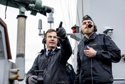 Statsminister Ulf Kristersson ombord på korvetten HMS Gävle. På bilden även navigatör Fredrik Runnberg.