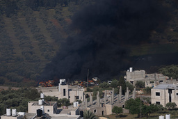 Rök stiger över byn al-Mughayyir på Västbanken efter att israeliska bosättare tänt eld på palestinska invånares fastigheter. Bild från 13 april.