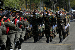 Iranska soldater marscherar vid en parad vid en militärbas i norra Teheran. Arkivbild.