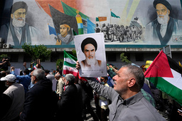 Anti-israelisk demonstration i Teheran på fredagen, med hyllningsporträtt av bland andra revolutionsledaren Ruhollah Khomeini.