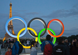 OS-ringarna framför Eiffeltornet i Paris. Arkivbild.