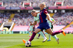 Blågul duell. Barcelonas Fridolina Rolfö försöker komma till skott hårt uppvaktad av Chelseas Johanna Rytting Kaneryd i den första Champions League-semifinalen.