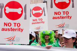 Nej till åtstramningar, lyder texten under en demonstration under eurokrisen 2011. Arkivfoto.