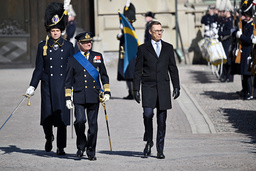 Kung Carl Gustaf och Finlands president Alexander Stubb inspekterar hedersvakten på Stockholms slott.