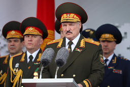Belarus auktoritäre ledare Aleksandr Lukasjenko vid en militärparad i Minsk i maj 2020. Arkivbild.