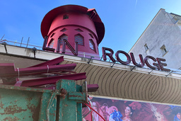 Moulin Rouge (på franska 'röd kvarn') är en klassisk kabaréscen i Frankrikes huvudstad Paris.