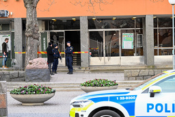 Polis på plats i Gubbängen efter attacken.