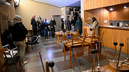 Foajen till lokalen i Gubbängen där ett möte arrangerat av Vänsterpartiet och Miljöpartiet attackerades av maskerade män under onsdagskvällen.