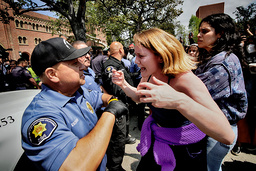 En demonstrant i Los Angeles konfronterar polis under demonstrationerna vid University of Southern California.