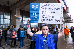 Sjuksköterskan Hannes Vikberg utanför Karolinska sjukhuset (KS) i Huddinge.