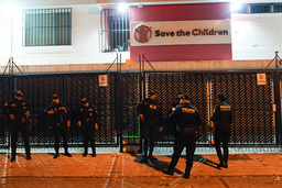 Polis utanför Rädda Barnens kontor i Guatemala City i samband med räden.