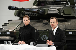 Danmarks statsminister Mette Frederiksen (S) och Ulf Kristersson (M) på Hägglunds fabriksgolv i Örnsköldsvik.