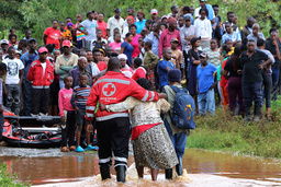 Utsatta i Nairobi, Kenya, får hjälp av Röda Korset.
